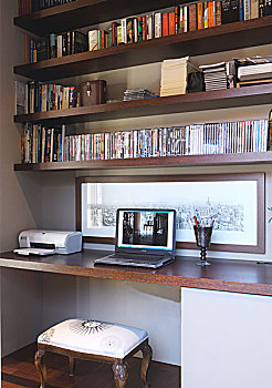 老式,凳子,软垫,座椅,正面,书桌,笔记本电脑,打印机,暗色,木质,架子
