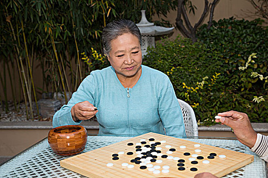 老夫妻在庭院里下棋