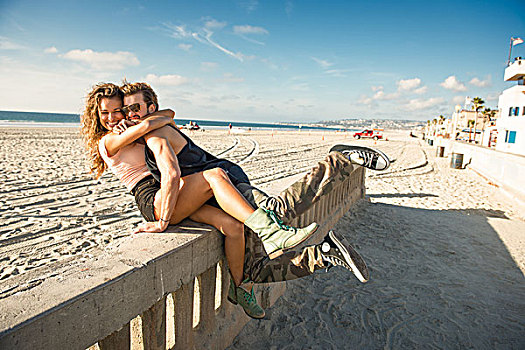 年轻,情侣,搂抱,圣地亚哥,海滩