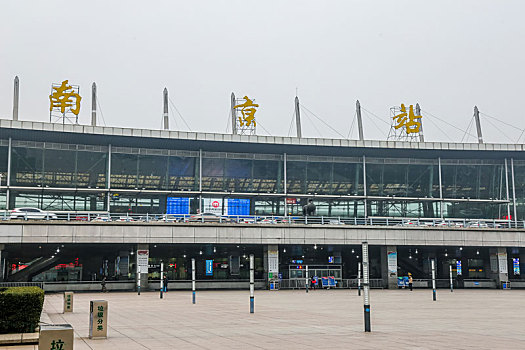雾霭中的江苏南京火车站南广场