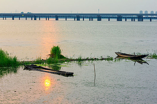 夕阳下的湖面很美丽