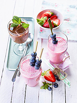 咖啡,混合饮料,冰块,草莓奶昔,蓝莓,馅饼