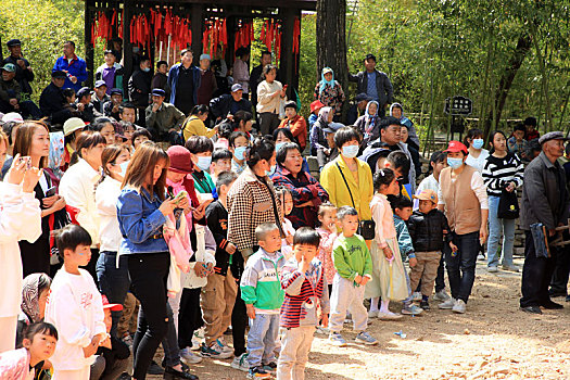 山东省日照市,600年古村落焕发生机,文艺表演引来十里八乡村民围观