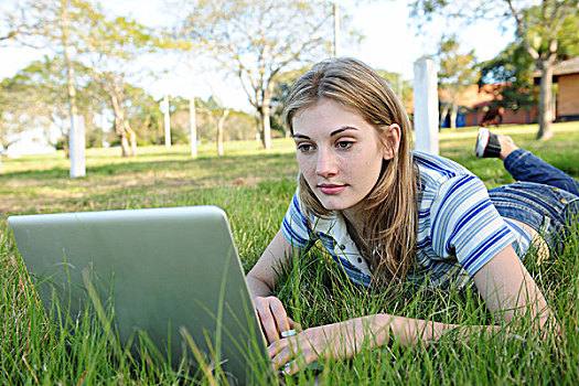 年轻,女人,卧,草,公园,工作,笔记本电脑