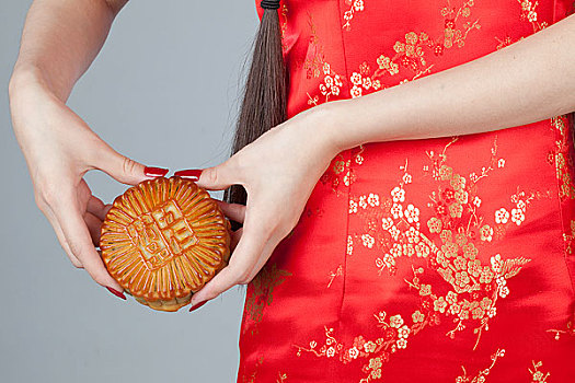 中国女子拿着月饼