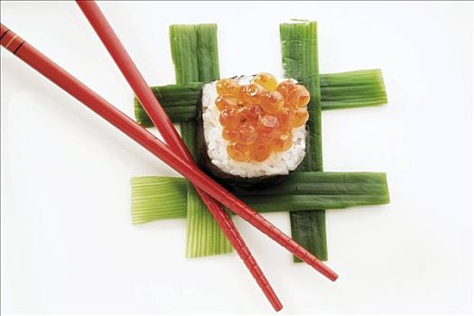 寿司,鳟鱼,鱼子酱,米饭,紫菜干,海草,交织,韭葱,旁侧,红色,筷子