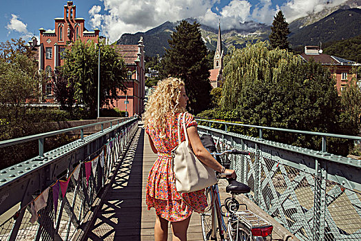 后视图,女人,自行车,穿过,步行桥,因斯布鲁克,奥地利,欧洲