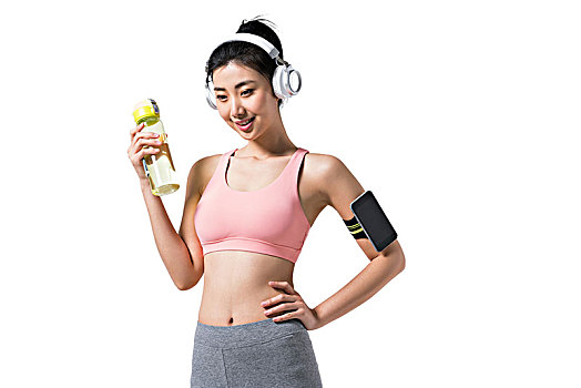 健身的青年女子放松聽音樂