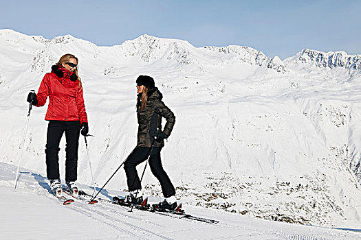 两个,女性,滑雪,交谈,奥地利