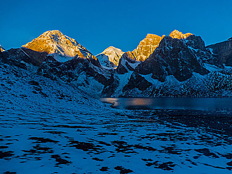 天堂湖晨曦雪山金顶