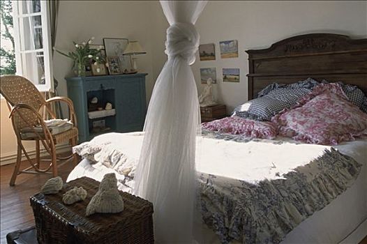 卧室,枕头,凫绒被,床,白色,帘,扶手椅,窗户