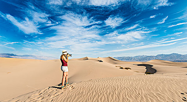 摄影,游客,马斯奎特沙丘,沙丘,山麓,山脉,后面,死谷,死亡谷国家公园,加利福尼亚,美国,北美