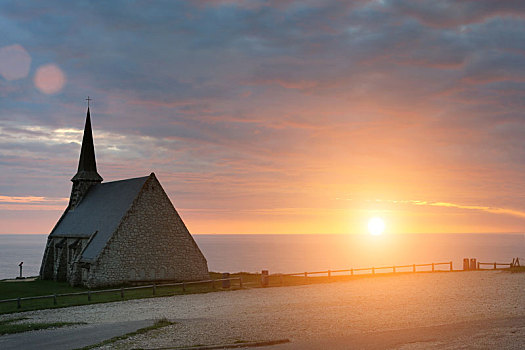 夕阳下的美丽的法国诺曼底海峡