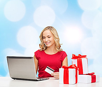 圣诞节,休假,科技,购物,概念,微笑,女人,红色,留白,衬衫,礼盒,信用卡,笔记本电脑,上方,蓝色,背景