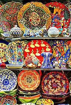 伊斯坦布尔大巴扎上的彩色瓷器