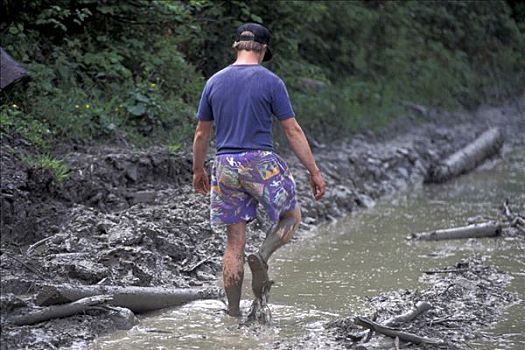 男人,短裤,跑,泥,水