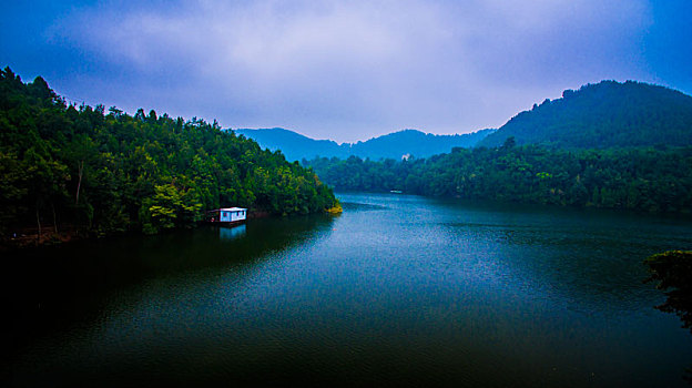 静静的湖面