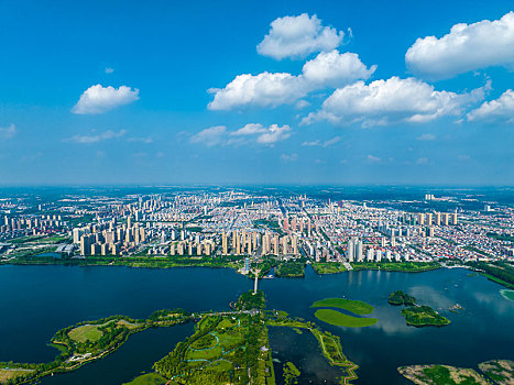 2022年8月1日,江苏省连云港市东海县西双湖风景区,郁郁葱葱,岸绿水清,天蓝景美,构成了一幅优美的夏日美景图,成为了市民休闲纳凉好去处