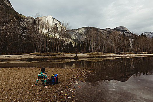 男性,远足,坐,湖,向外看,风景,优胜美地国家公园,加利福尼亚,美国