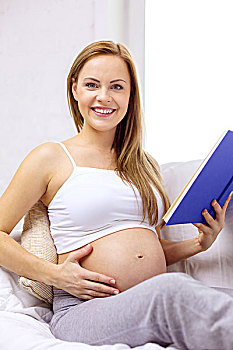 怀孕,母性,概念,微笑,孕妇,坐,沙发,读,书本,在家