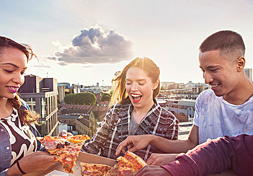年轻人,朋友,分享,比萨饼,屋顶,聚会,伦敦,英国