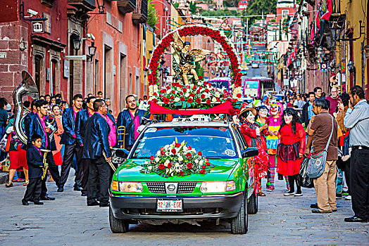 装饰,出租车,游行,墨西哥街头乐队,人群,人,街上,圣麦克,天使长,节日,圣米格尔,墨西哥