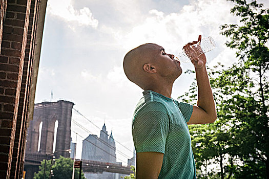男青年,跑步,喝,瓶装水,布鲁克林,纽约,美国