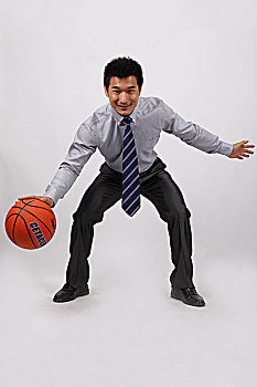 一个玩篮球的商务男士