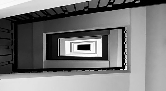 楼梯盘旋向上黑白