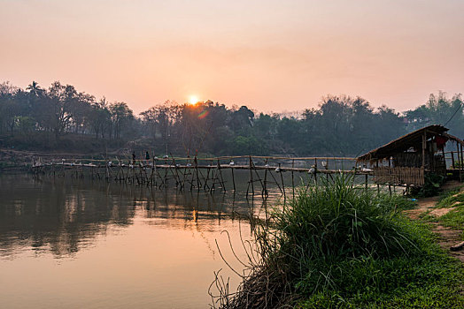 老挝琅勃拉邦南康河畔的清晨风光