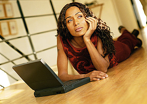 女人,躺着,地面,笔记本电脑