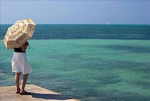 后视图,女人,拿着,伞,站立,海滩,基韦斯特,佛罗里达,美国
