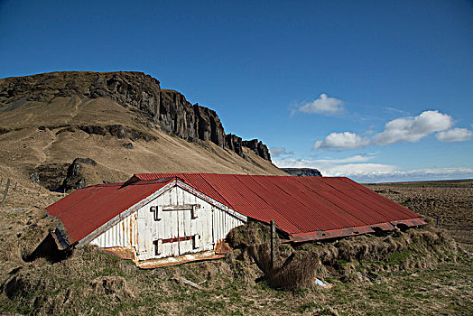 冰岛,南,老,谷仓,草,红色,锡,屋顶,山,蓝天