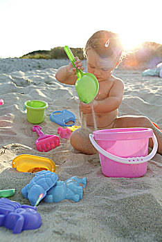 女孩,裸露,玩具,沙子,海滩,玩,坐,逆光,人,孩子,幼儿,1-2岁,活动,游戏,铲,桶,沙滩,度假,夏天,户外,黃昏,日落