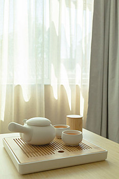 日式文艺悠闲喝茶独处房间桌上摆放着茶具