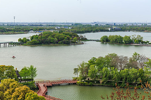 中国江苏省镇江金山寺眺望金山湖风光