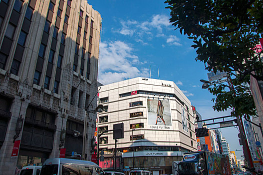 日本东京新宿,热闹的商业中心,百货公司办公大楼林立