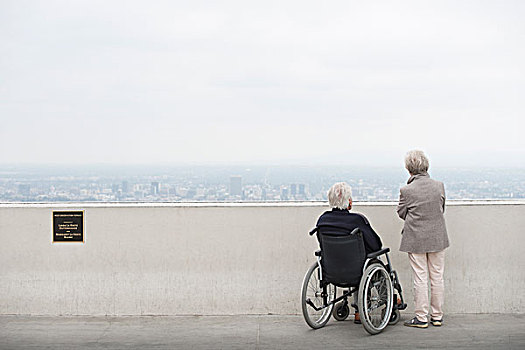 后视图,老人,轮椅,妻子,看,城市,注视,露台,观测,公园,洛杉矶,加利福尼亚,美国