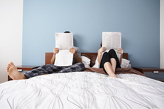 伴侣,读,报纸,床上