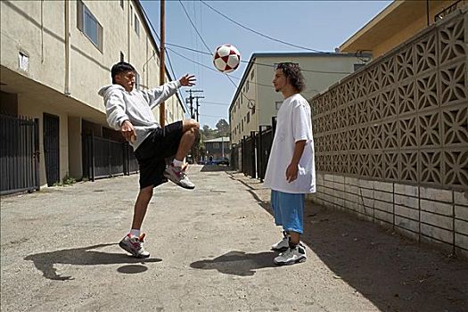 两个,年轻,男人,玩,足球,街上