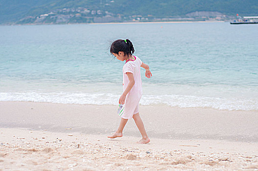 海边漫步的小女孩