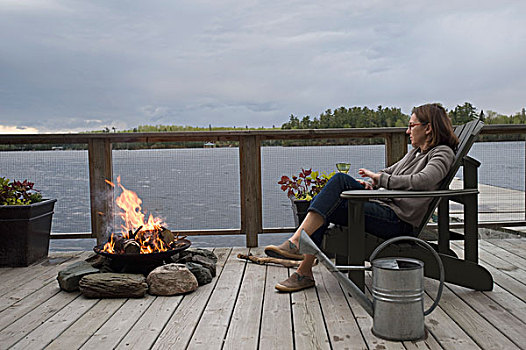 坐,女人,火,码头,湖,木,安大略省,加拿大