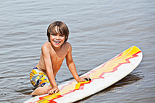 孩子,高兴,男孩,玩,水中,冲浪板,温尼伯湖,曼尼托巴,加拿大