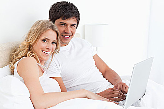 男人,女人,床上,微笑,看,向前,笔记本电脑,床