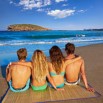 朋友,群体,情侣,坐,海滩,沙子,后视图,伊比萨岛,照片