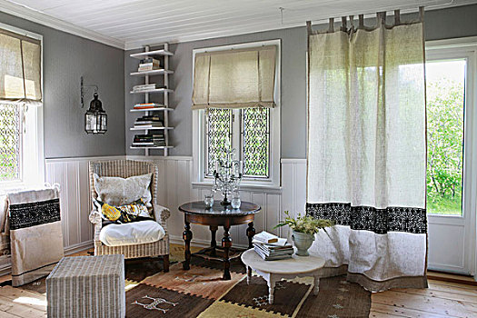 简单,客厅,苍白,灰色,墙壁,白色,木头,读,椅子,软,垫子,老式,边桌,角