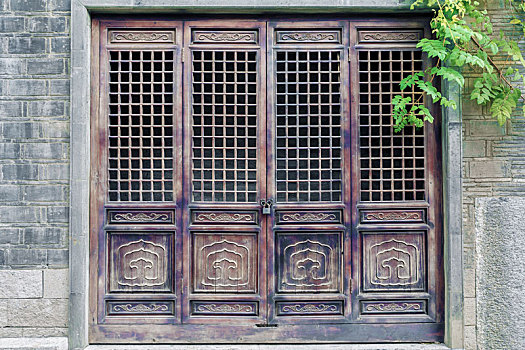 中式古建筑的古典实木隔扇门窗,拍摄于南京老门东