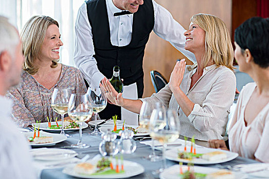 服务员,给,葡萄酒,女性,客户,餐厅桌子,女人