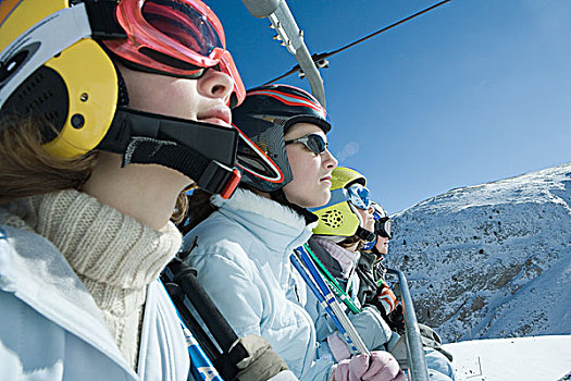 四个,孩子,滑雪,空中缆椅,看别处,侧面视角