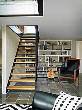 金属,楼梯,木质,客厅,黑色,皮制扶手椅,正面,现代,架子,背景